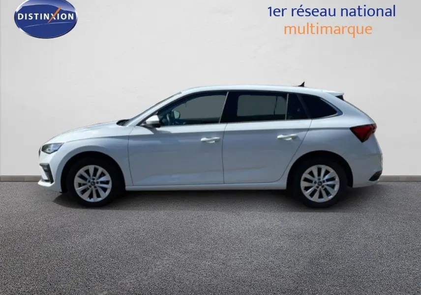 Profil droit d’une Skoda Scala blanche Glacier 2025, compacte avec jantes alliage et vitres teintées.