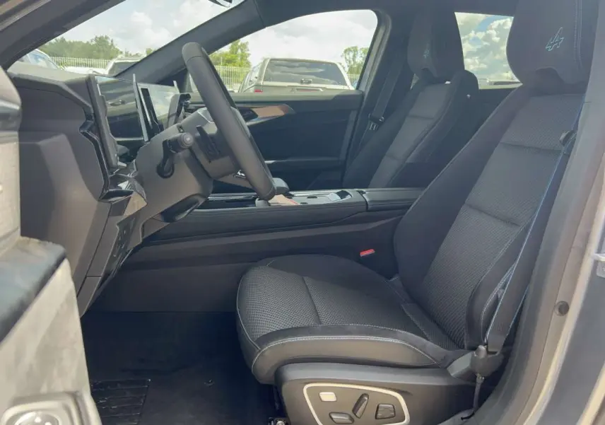 Vue intérieure côté conducteur du Renault Austral 200 Esprit Alpine 4Control 2026, sièges semi-alcantara noirs avec logo Alpine brodé.