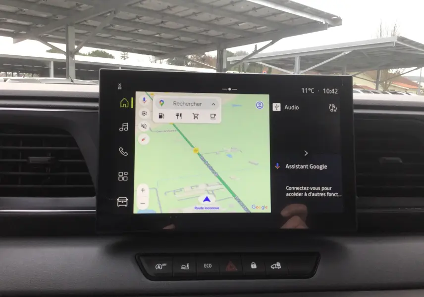 Écran tactile central du Renault Master 2025 affichant la navigation OpenR Link avec interface Google Assistant.