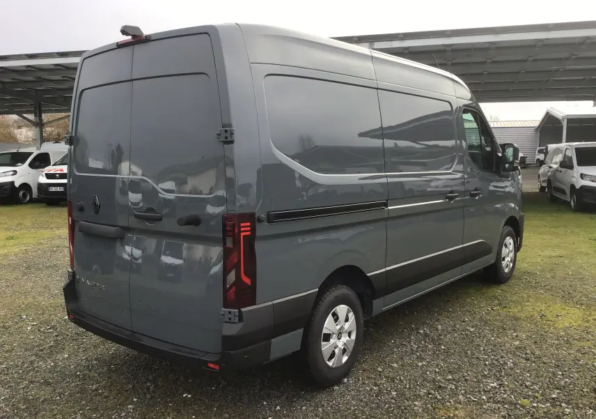 Vue 3/4 arrière droite d’un Renault Master L2H2 gris urbain, avec feux arrière LED et jantes acier.