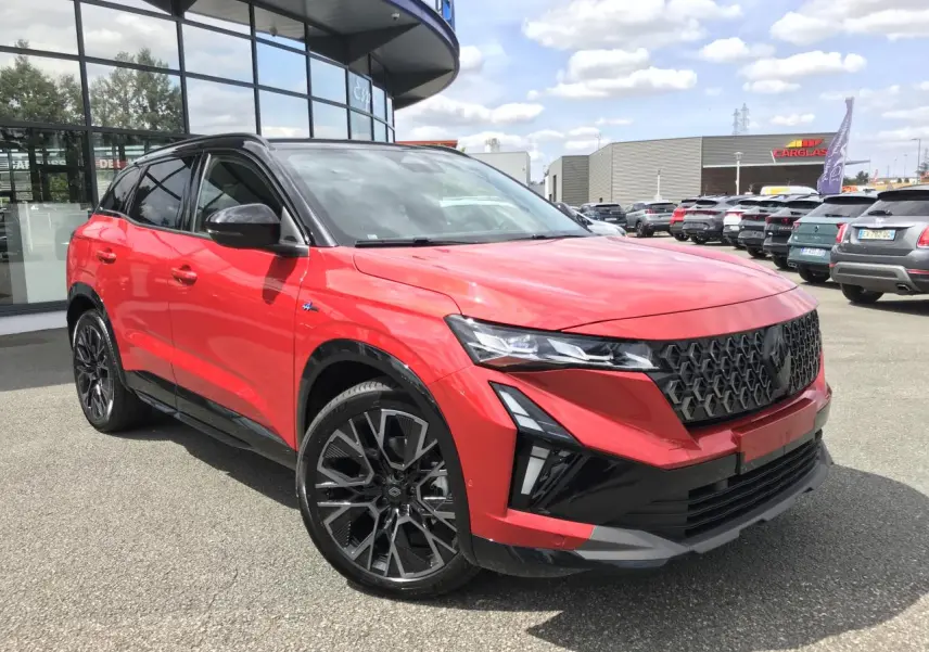 Renault Austral Esprit Alpine rouge et noir, vue 3/4 avant droit, jantes alliage noires et calandre noire distinctive.