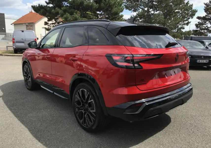 Renault Austral full hybrid rouge et noir en 3/4 arrière droit, jantes alliage noires et toit noir brillant.