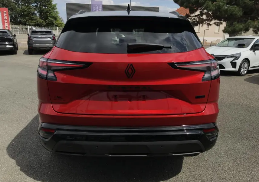 Vue arrière d'un Renault Austral rouge et noir avec feux LED fins et logo Renault noir brillant.