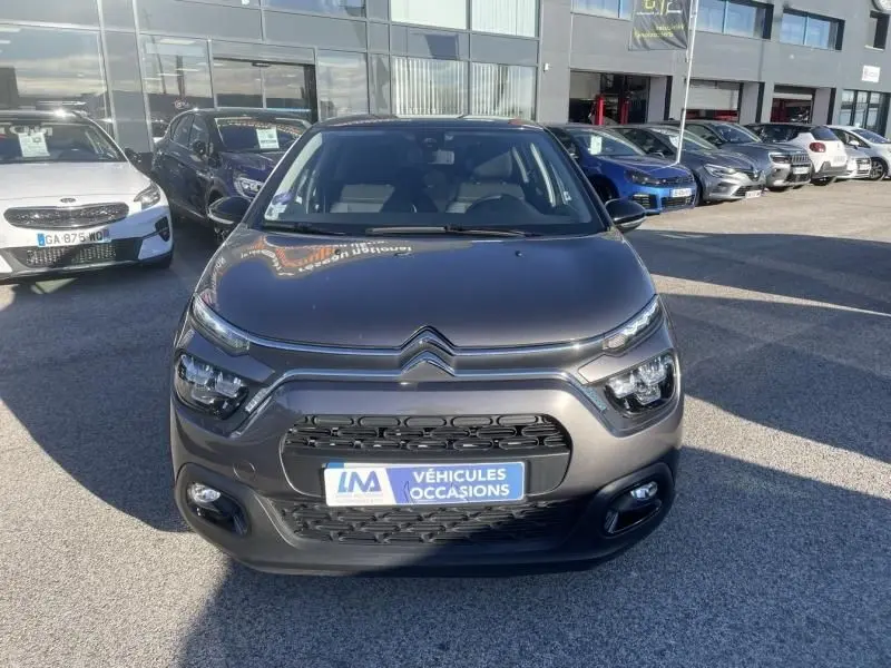 Vue frontale d'une Citroën C3 gris foncé 2021 avec calandre distinctive et plaque "Véhicules Occasions".