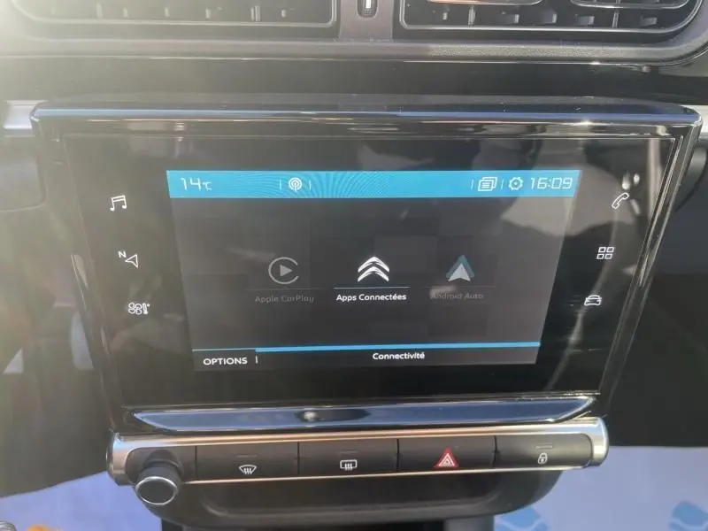 Écran tactile central du tableau de bord de la Citroën C3 gris foncé, affichant les options de connectivité.
