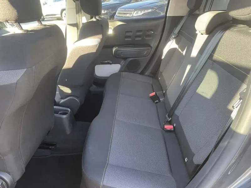 Vue intérieure arrière côté droit de la Citroën C3 gris foncé 2021, montrant les sièges et ceinture de sécurité.