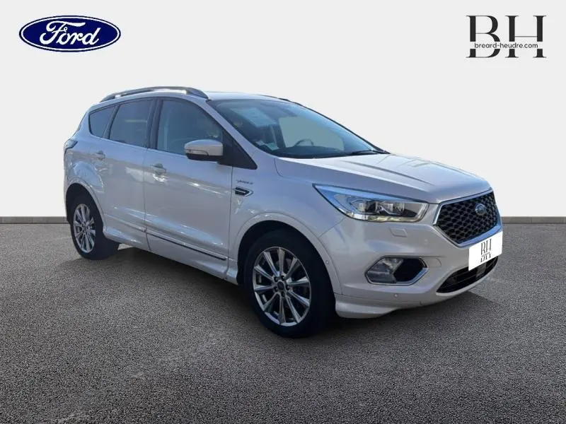 Vue 3/4 avant droit du Ford Kuga blanc Premium Platinum avec jantes alliage et toit ouvrant panoramique visible