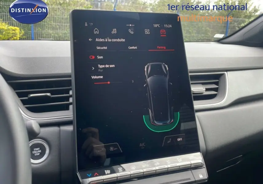 Vue rapprochée de l’écran tactile central du Renault Captur 2025 gris cassiopée métal avec toit noir, affichant l’aide au stationnement.