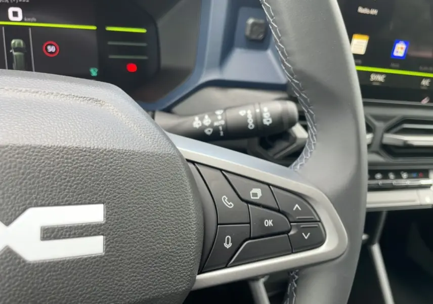 Gros plan sur le volant cuir et les commandes multifonctions du tableau de bord du Dacia Bigster 2025.