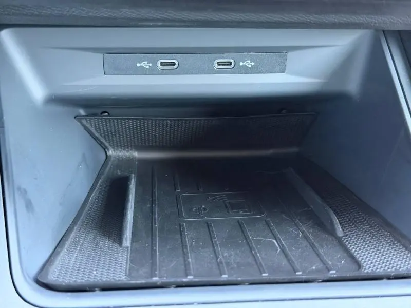 Gros plan sur la zone de recharge sans fil et ports USB-C du CUPRA Formentor gris, intérieur noir.