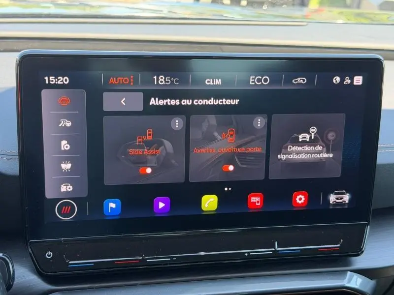 Écran tactile central du tableau de bord du CUPRA Formentor 2024 affichant les alertes au conducteur en mode ECO.