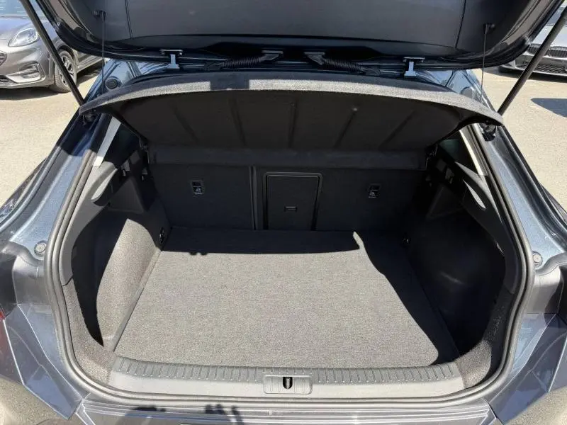 Coffre ouvert vu de l'arrière d'un CUPRA Formentor gris magnétique métallisé, intérieur spacieux et propre.
