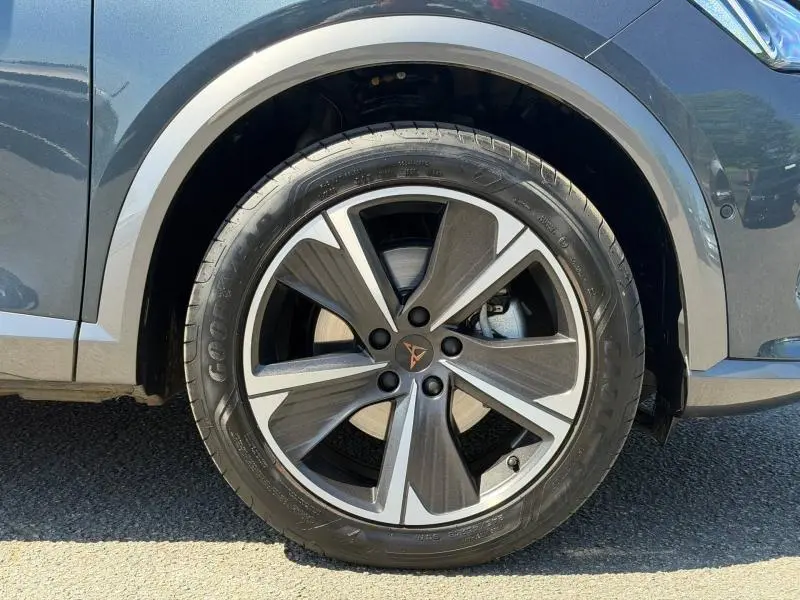 Gros plan sur la roue avant gauche du CUPRA Formentor gris Magnétique métallisé avec jante alu au design moderne.