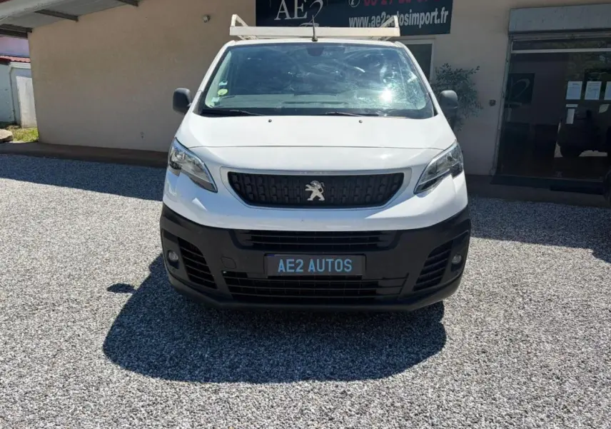Vue frontale d’un Peugeot Expert Fourgon blanc 2019 avec calandre noire et plaque AE2 AUTOS visible.