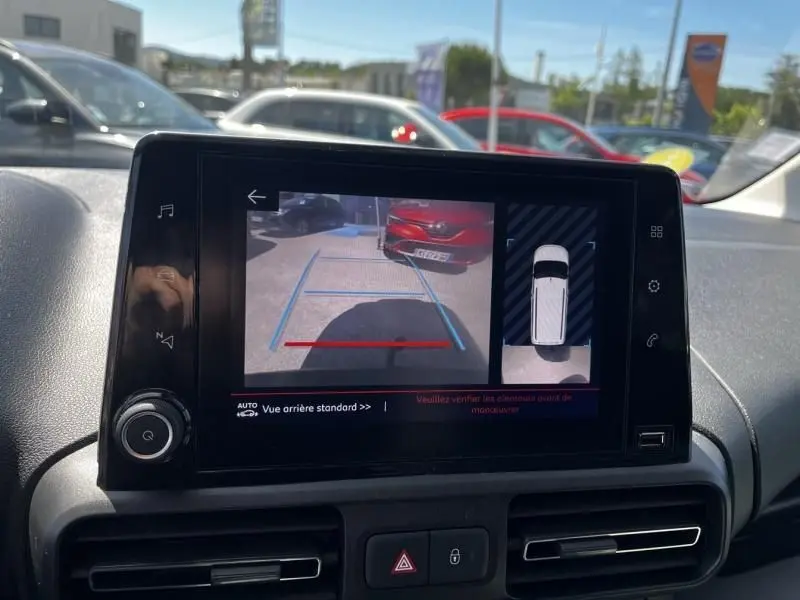 Écran central montrant la caméra de recul et l'affichage 360° dans un Citroën Berlingo gris métal, vue intérieure avant.