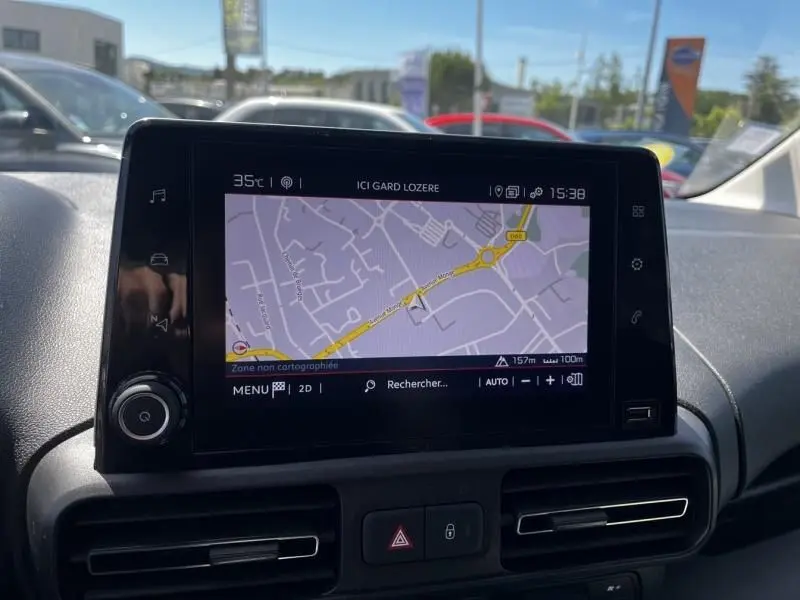 Écran tactile central du tableau de bord du Citroën Berlingo gris métal 2021, affichant la navigation GPS.