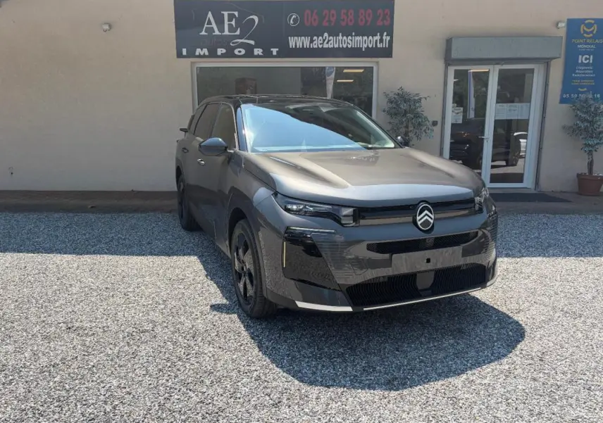 Citroën C5 Aircross gris 3/4 avant droit, SUV hybride avec jantes 19 pouces et toit ouvrant panoramique visible.