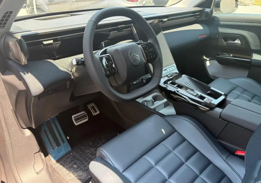 Intérieur du Citroën C5 Aircross 2026 vu côté conducteur, avec sièges cuir noirs et tableau de bord moderne.