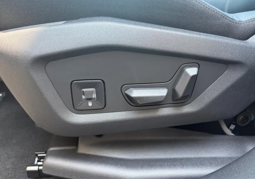 Gros plan sur les commandes électriques de réglage du siège avant droit du Citroën C5 Aircross gris 2026.