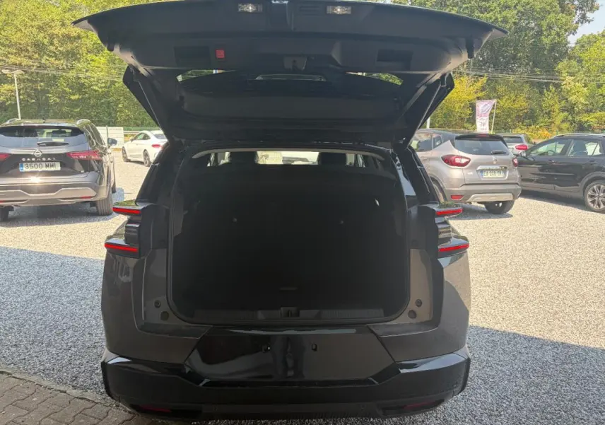 Vue arrière du Citroën C5 Aircross gris 2026 avec coffre ouvert, mettant en valeur ses feux arrière LED distinctifs.