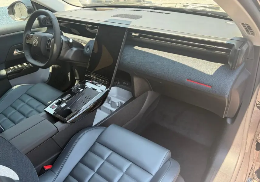 Vue intérieure côté passager du Citroën C5 Aircross gris 2026, avec tableau de bord moderne et écran tactile vertical.