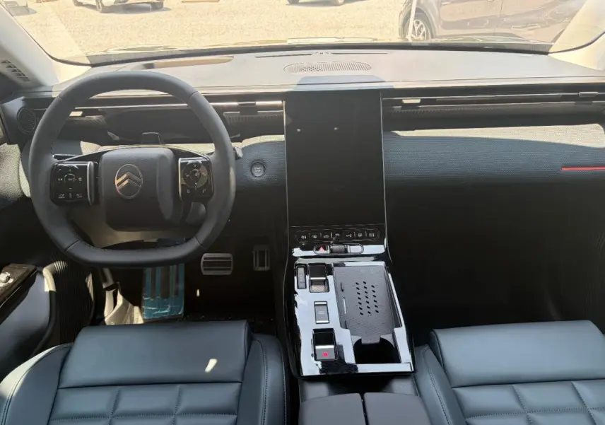 Vue intérieure avant du Citroën C5 Aircross 2026, tableau de bord noir avec écran central vertical et volant multifonctions.