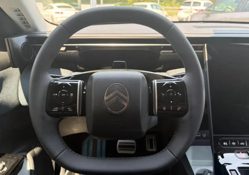 Vue rapprochée du volant cuir multifonctions du Citroën C5 Aircross gris 2026 avec commandes intégrées.