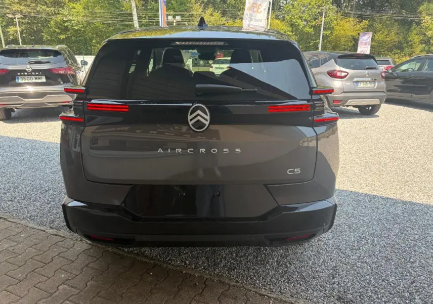 Vue arrière d'un Citroën C5 Aircross gris 2026 avec feux arrière LED horizontaux et logo central visible.