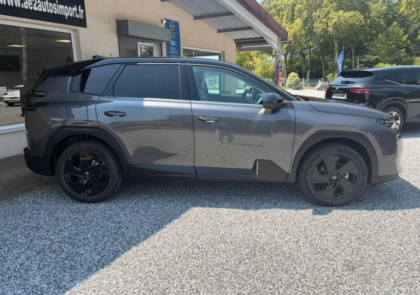 Vue de profil côté droit d'un Citroën C5 Aircross gris 2026 avec jantes noires et vitres teintées.
