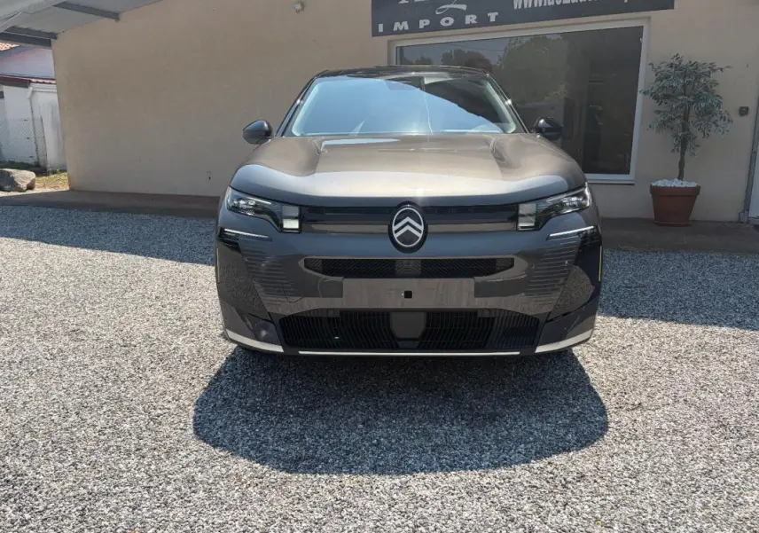 Vue frontale d'un Citroën C5 Aircross gris 2026, soulignant ses phares LED et la calandre épurée.