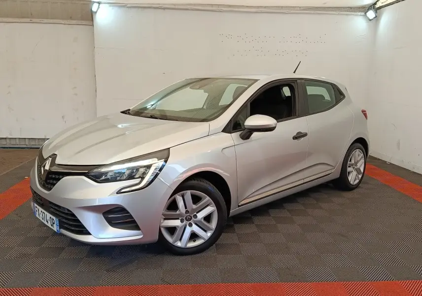 Renault Clio Business TCe 100 gris clair vue 3/4 avant droit, feux LED et jantes alliage visibles.