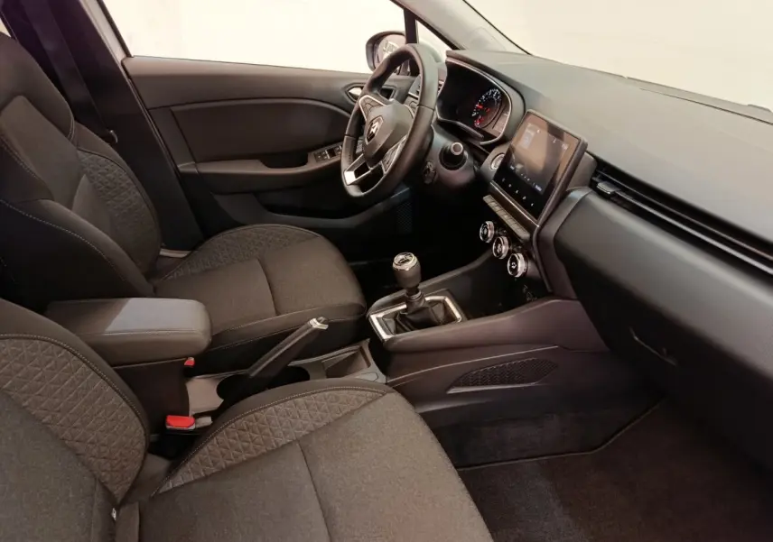 Vue intérieure côté conducteur de la Renault Clio Business 2021, volant cuir multifonctions et levier de vitesse manuel visibles.