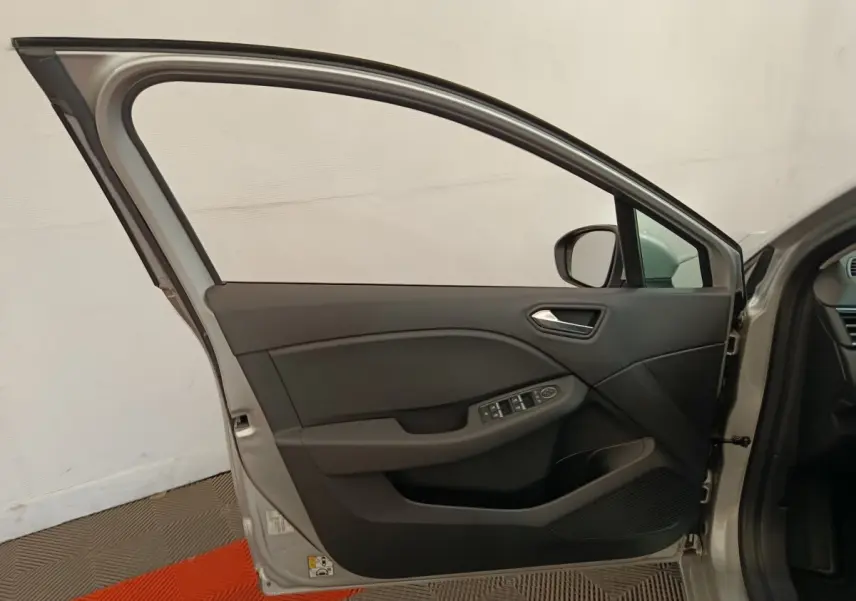 Vue intérieure de la porte avant gauche gris clair d'une Renault Clio Business TCe 100 2021 avec commandes électriques.