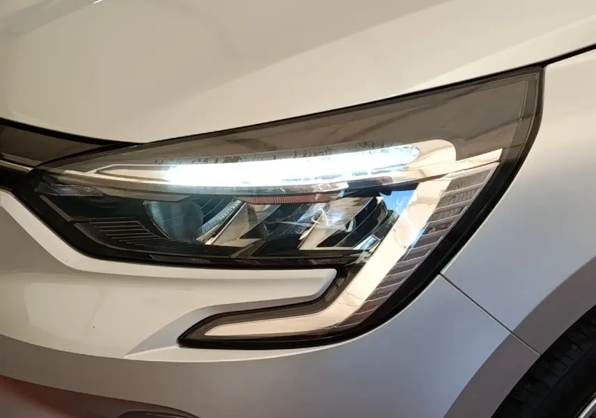 Gros plan sur le phare avant droit LED d'une Renault Clio Business TCe 100 gris clair de 2021.