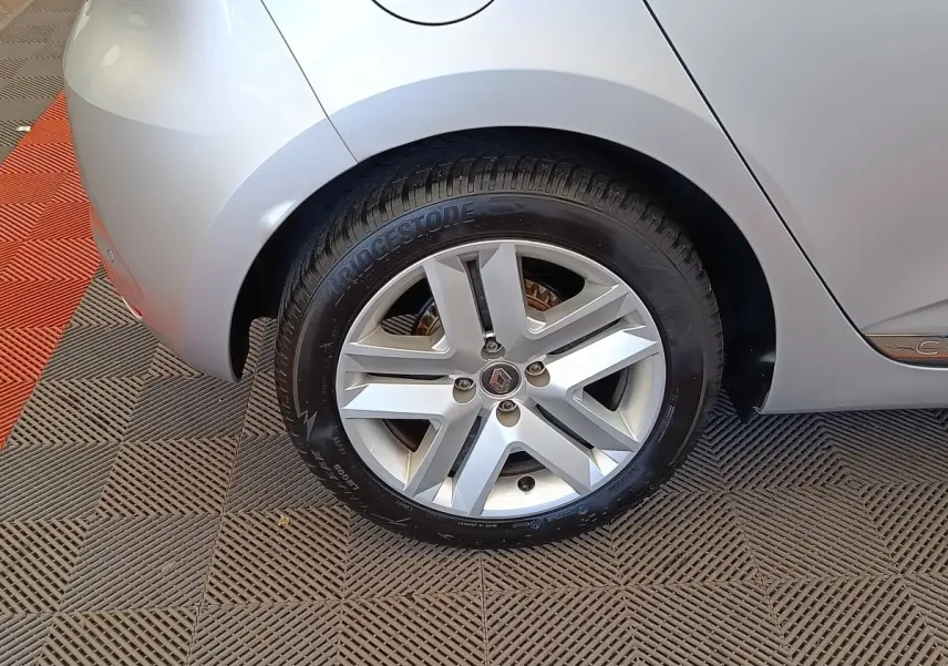 Gros plan sur la roue arrière droite grise claire d'une Renault Clio Business TCe 100 avec jante alliage et pneu Bridgestone.