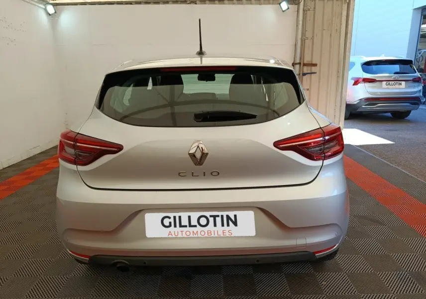 Vue arrière d'une Renault Clio Business TCe 100 gris clair, avec feux LED et logo centré sur le hayon.