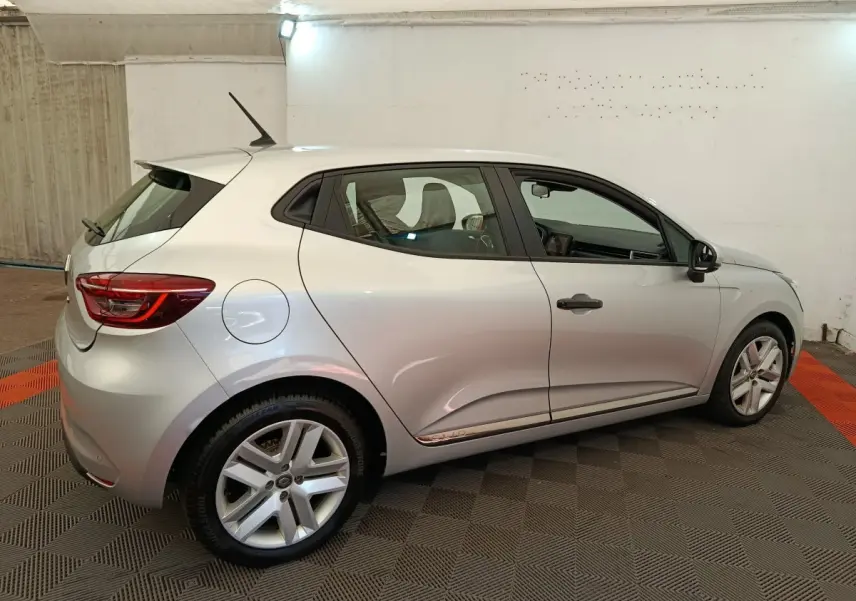 Renault Clio Business TCe 100 gris clair vue de profil côté droit, avec jantes alliage et antenne sur le toit.