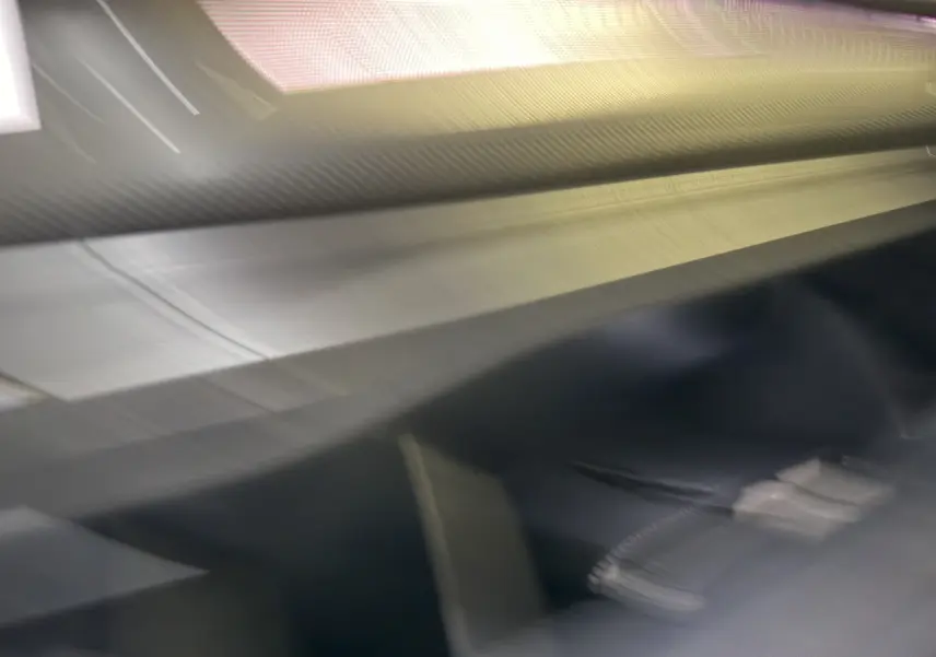 Image floue sans visibilité claire du véhicule Volkswagen Golf 2.0 TDI blanc, aucun détail distinctif identifiable.