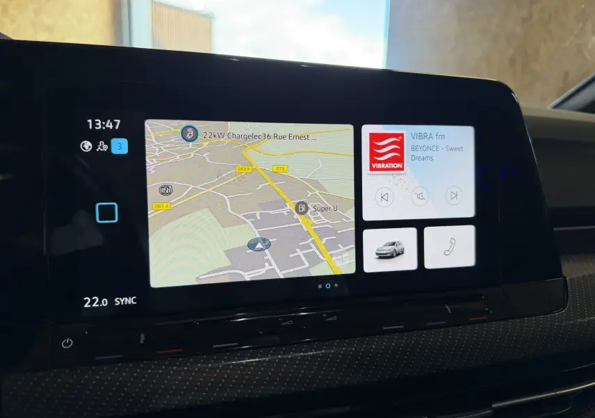 Écran tactile intérieur de la Volkswagen Golf 2.0 TDI 150 DSG7 R-Line 2023, affichant navigation et radio.
