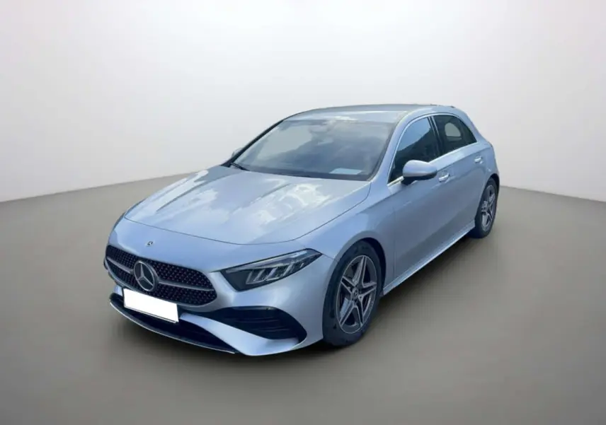 Mercedes Classe A 200 AMG Line argent high-tech metal, vue 3/4 avant droit avec jantes alu 18 pouces et phares LED.