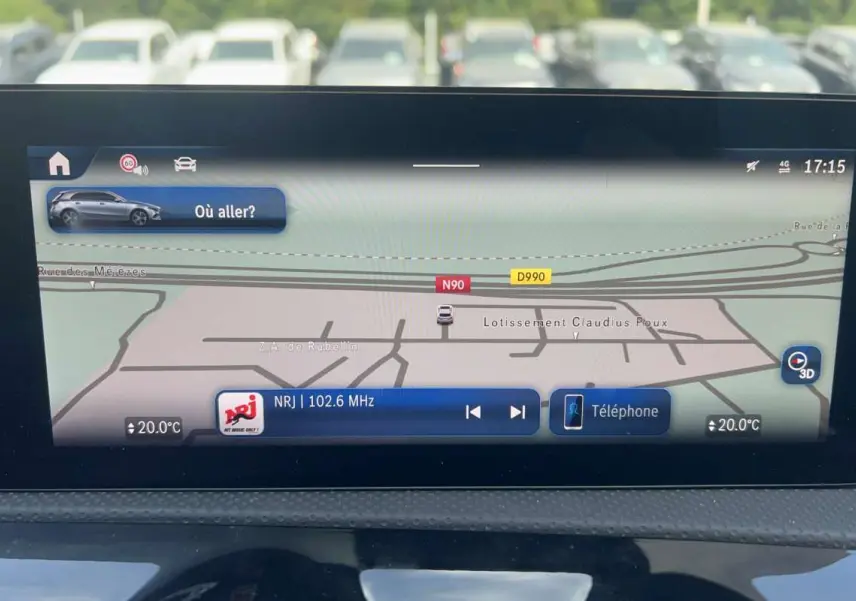 Écran de navigation digital de la Mercedes Classe A 200 AMG Line affichant une carte et options multimédia.