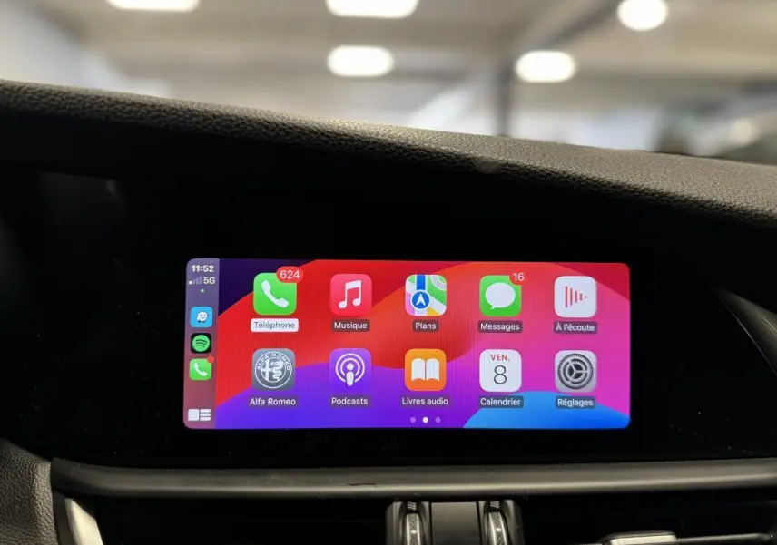 Écran tactile 8,8 pouces de l'Alfa Romeo Giulia 2021 affichant Apple CarPlay dans un intérieur noir.