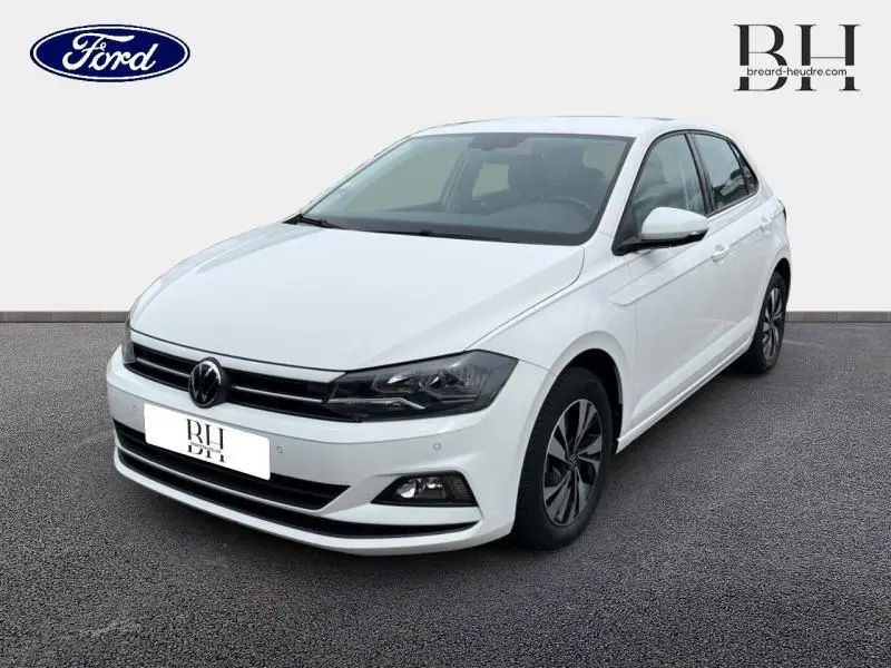 Volkswagen Polo blanc pur vue 3/4 avant droit avec calandre chromée et jantes alu noires et argentées