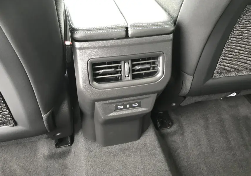 Gros plan sur la console arrière avec bouches d'aération et prises USB du Renault Austral gris bi-ton.