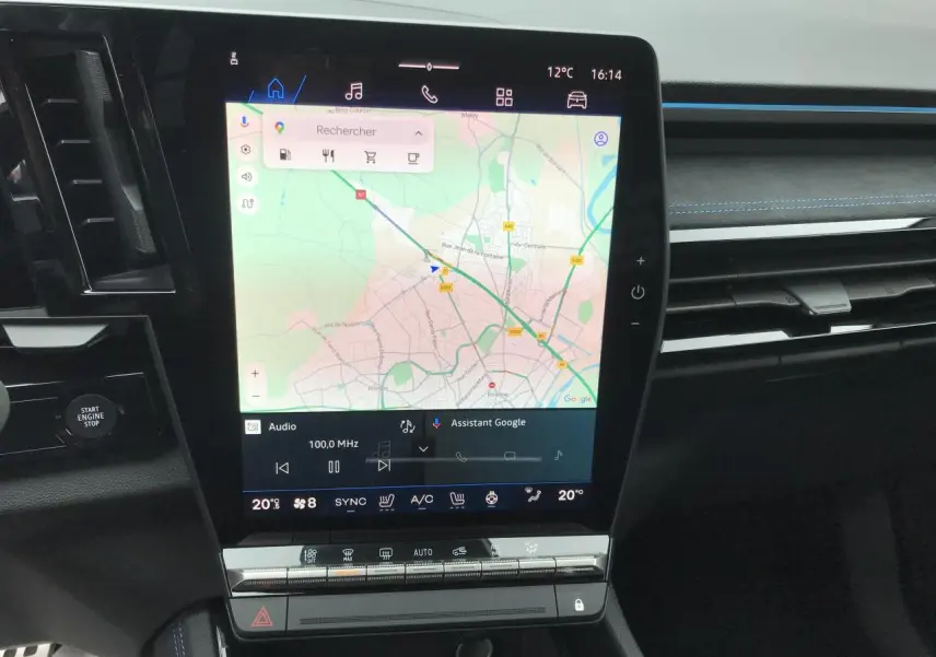 Vue rapprochée de l’écran central tactile du Renault Austral 2025 avec navigation Google Maps et commandes climatisation.