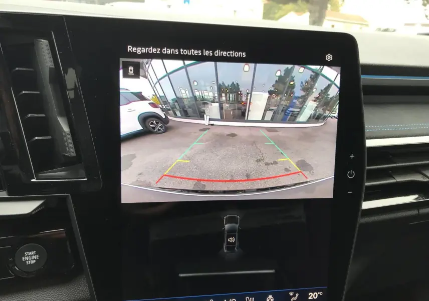 Vue intérieure du tableau de bord du Renault Austral 2025, écran caméra de recul affichant l'arrière du véhicule.