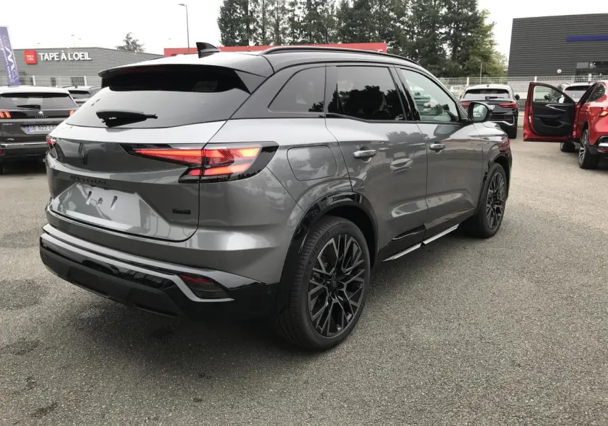 Vue 3/4 arrière droit d'un Renault Austral gris métallisé bi-ton noir avec jantes alliage noires et feux arrière LED 3D.