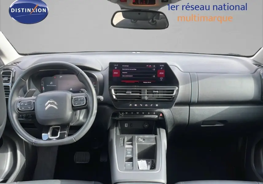 Vue frontale de l’habitacle du Citroën C5 Aircross 2024, avec tableau de bord noir et écran tactile central.