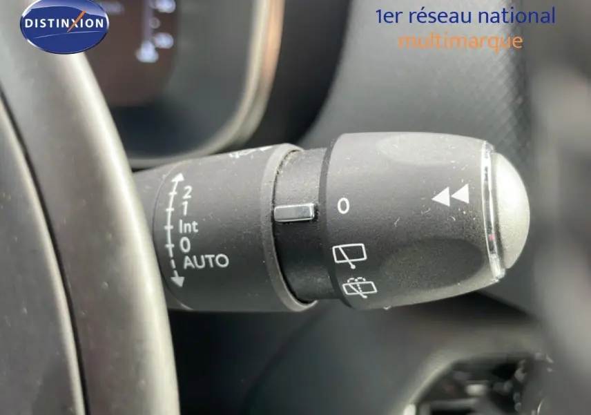 Gros plan sur la commande d’essuie-glace à gauche du volant dans l’habitacle du Citroën C5 Aircross bleu Eclipse Metal.
