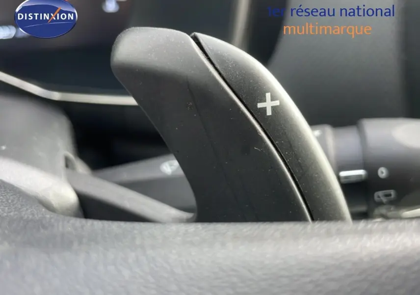 Gros plan sur la palette de changement de vitesse droite dans l'habitacle du Citroën C5 Aircross bleu Eclipse Metal 2024.